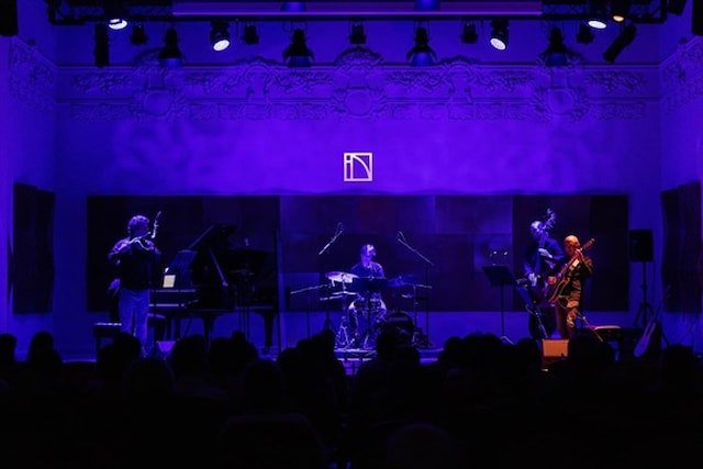 Projekcija nijemog filma Underworld (1927.) uz autorsku glazbu Adriaphonics ansambla