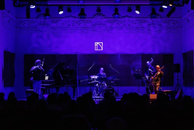 Projekcija nijemog filma Underworld (1927.) uz autorsku glazbu Adriaphonics ansambla