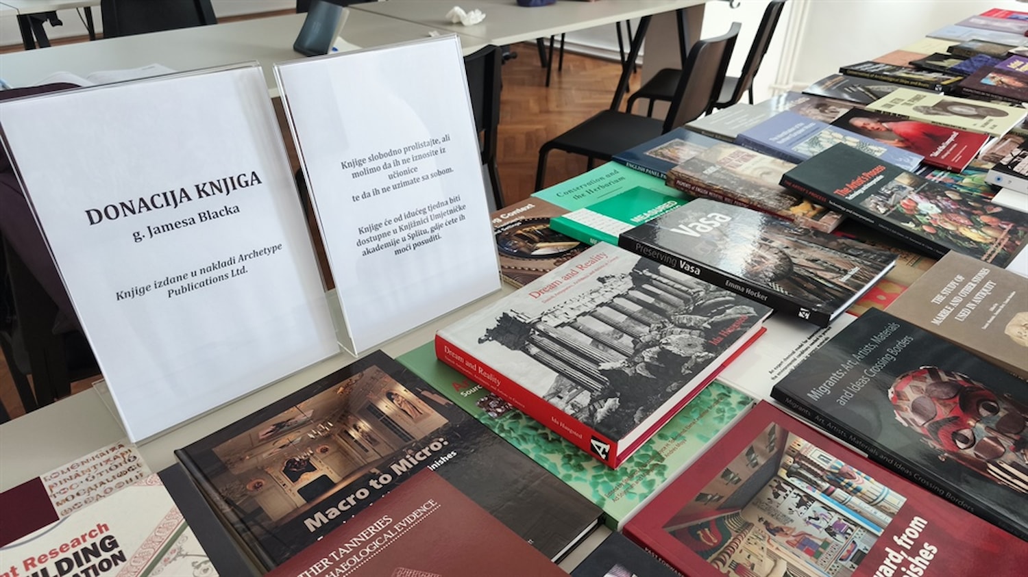 Donacija stručne literature Jamesa Blacka Knjižnici Umjetničke akademije u Splitu